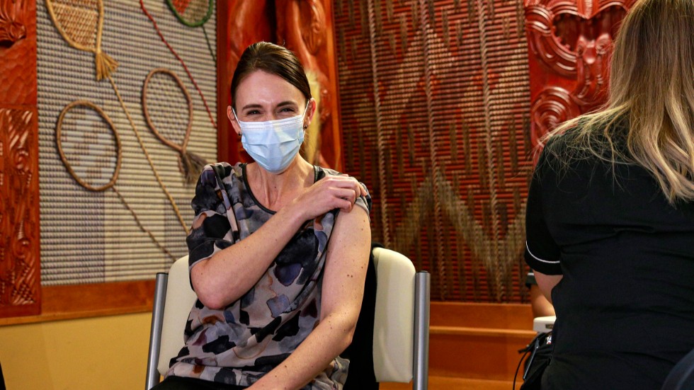 Nya Zeelands premiärminister Jacinda Ardern får en dos av Pfizers vaccin i juni.