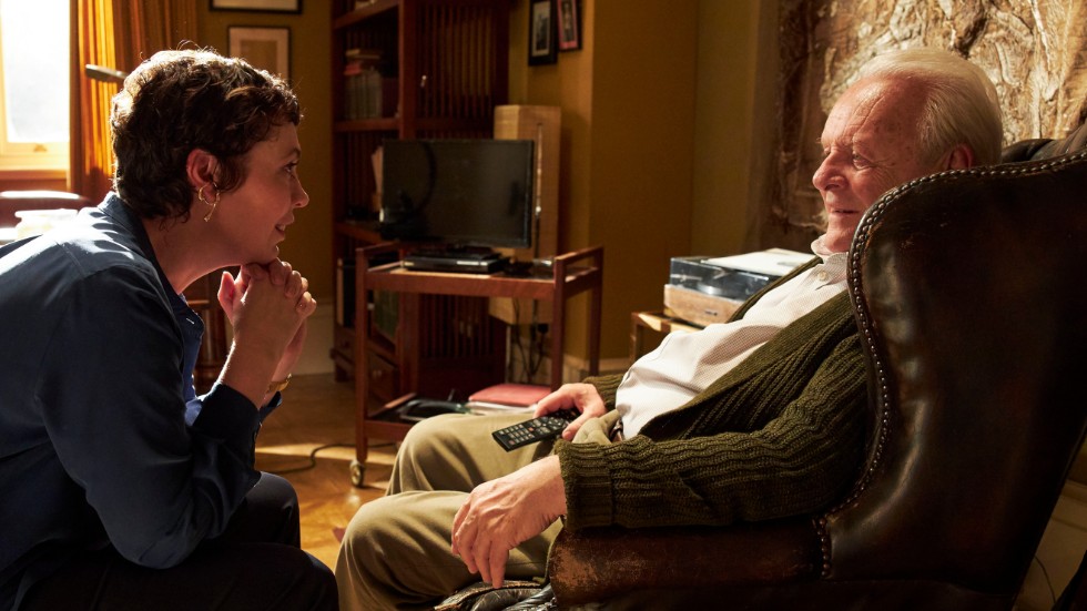 Olivia Colman och Anthony Hopkins i en scen i filmen The Father.