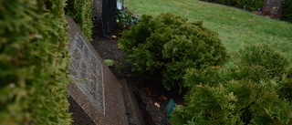 Gravstenar välta på kyrkogården i Vimmerby: "Det väcker så starka känslor hos de människor som är närmast berörda"