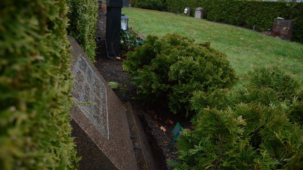 En av de stenar som välts omkull på kyrkogården i Vimmerby. "Oerhört tråkigt", säger Mattias Kessén, kyrkogårdsföreståndare i Vimmerby.