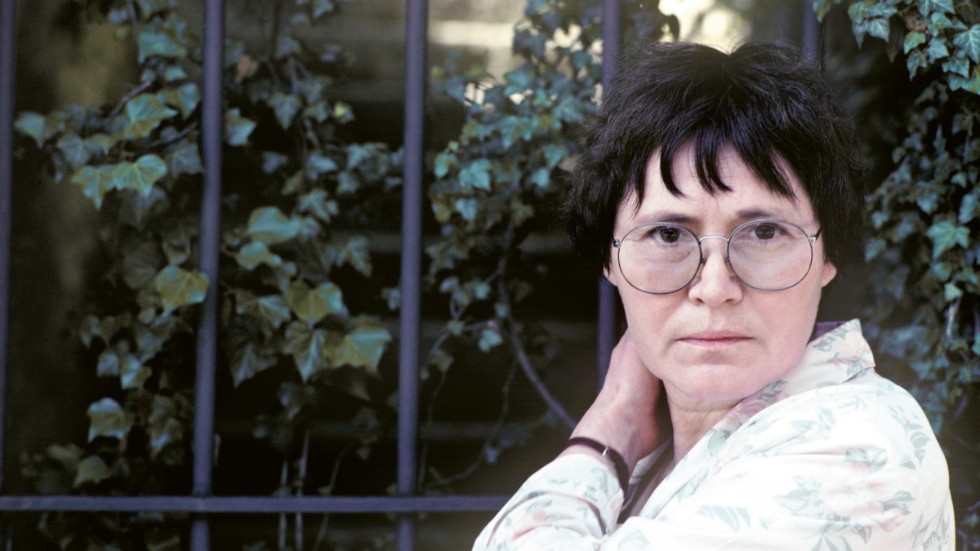 Agota Kristof (1935–2011) var en ungersk författare som bodde i Schweiz och skrev på franska. Sedan tidigare finns hennes romantrilogi "Den stora skrivboken; Beviset; Den tredje lögnen" samt självbiografin "Analfabeten" och romanen "Igår" på svenska.