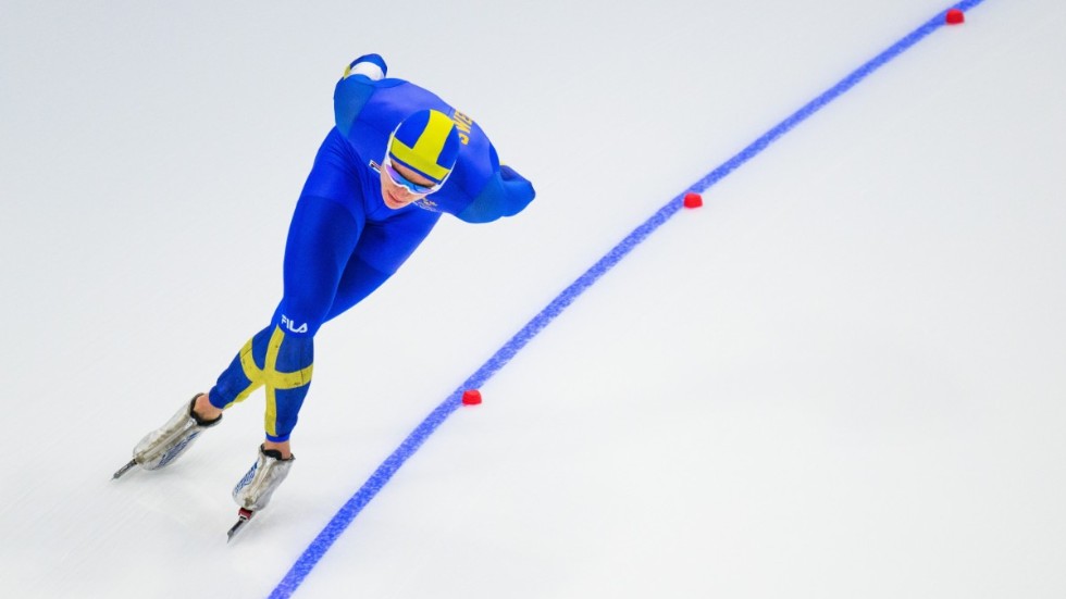 Nils van der Poel lekte hem guldet på 10 000 meter och slog av bara farten nytt världsrekord på distansen.