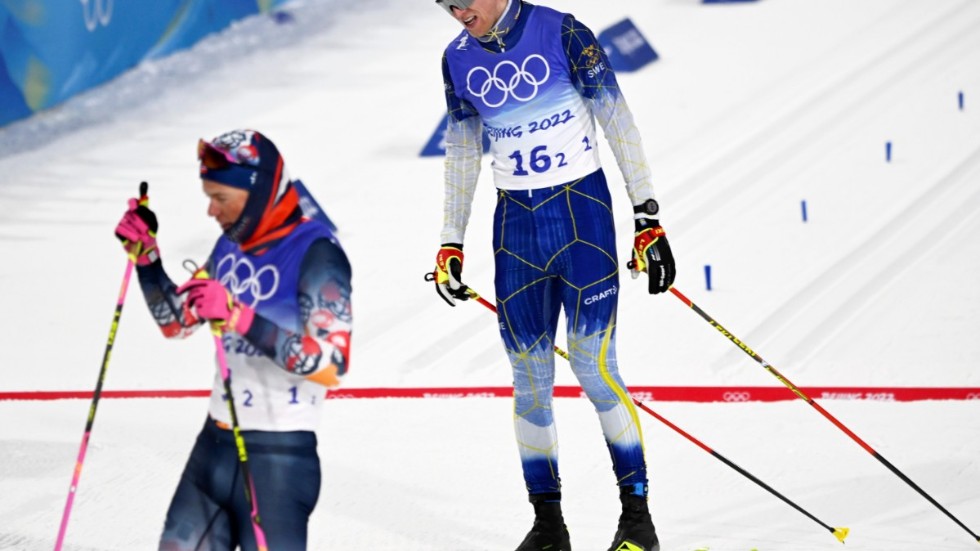 Oskar Svensson går i mål som fyra i herrarnas sprintstafett.