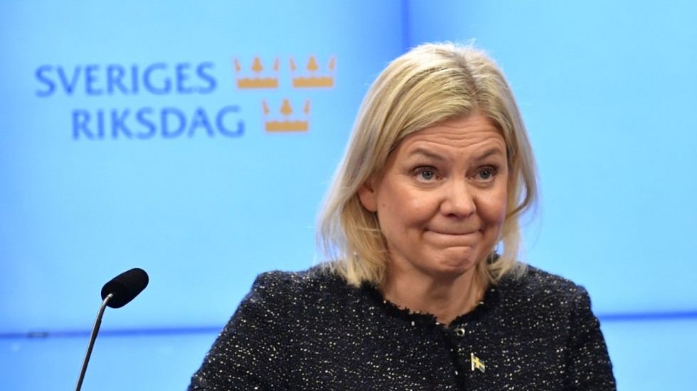 Statsminister Magdalena Andersson (S) får igenom regeringens förslag om riskskatt för banker i riksdagen.