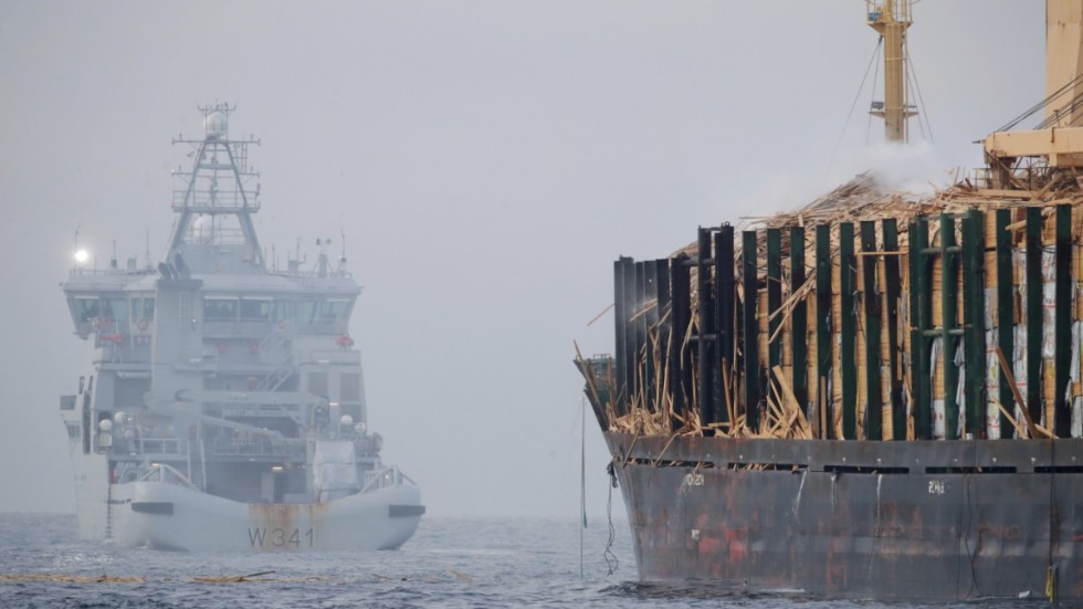 Fraktfartyget Almirante Storni last av timmer har brunnit sedan 4 december.