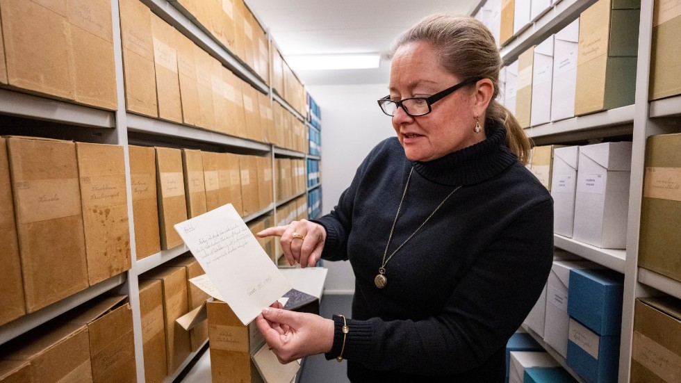 Eva Nordgren hanterar de gamla handskrivna lapparna i SAOB:s stora arkiv på Dalbyvägen i Lund.