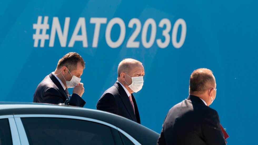 "Demokrativän" tycker det är dags att Sveriges parti tar ställning om medlemsskap i Nato. Bilden: President Erdogan, i mitten, anländer till Natos högkvarter.