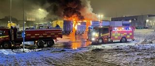 Här kämpar räddningstjänsten mot lågorna – åtta lastbilar skadade i brand