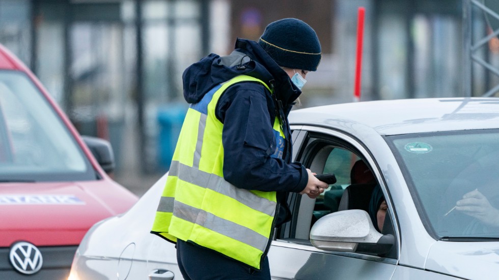 Polis och passkontrollanter vid Öresundsbrons fäste på Lernacken kontrollerar vaccinationsbevis och identitetshandlingar på resenärer på väg in i Sverige.