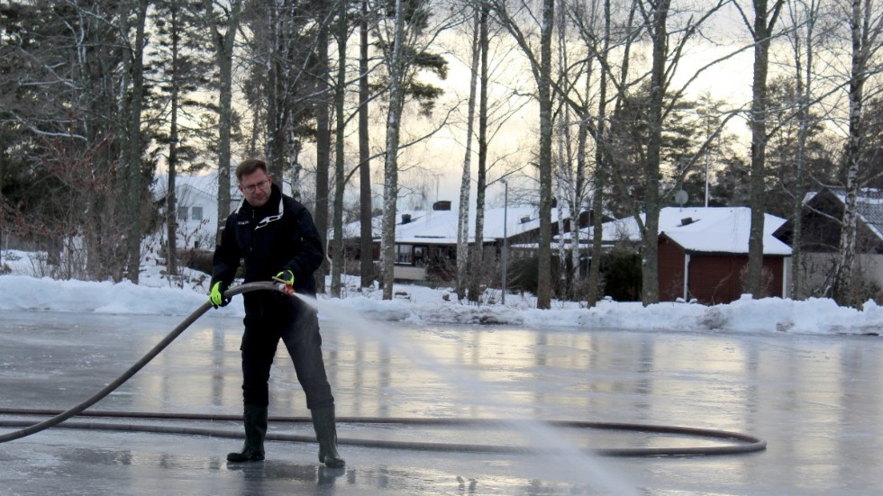 Nicklas Johansson är inne på spolning nummer fem på mindre än ett dygn och snart går det att ta de första skridskoskären på isen tror han. 