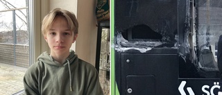 Neo, 13, skulle till skolan med bussen – då krossades rutan där han satt: "Läskigt"