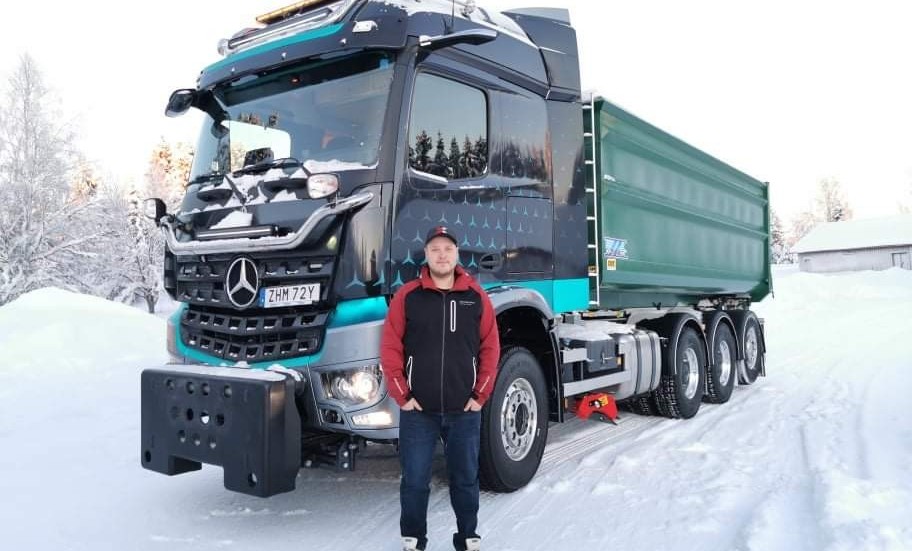 Niklas Drugge har precis hämtat sin nya lastbil för snöröjning.
