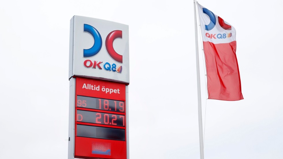 Med det nya året sticker priserna på bensin och diesel på macken iväg.En liter diesel spränger nu 20-kronorsvallen, efter en höjning med över en krona.