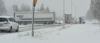 LIVE: Första snön orsakar trafikkaos • "Bil med fem personer körde in i ett träd"