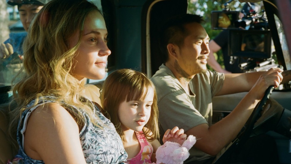 Alicia Vikander och Justin Chon spelar i "Blue Bayou" ett äkta par som slåss mot en absurd amerikansk adoptionslag i ett färgsprakande New Orleans.