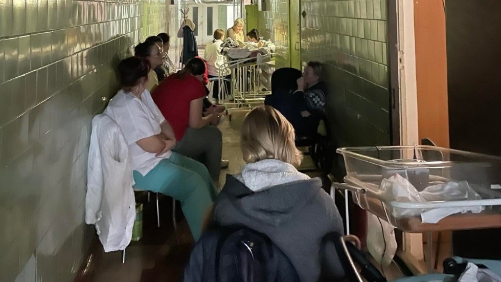 Patienter, föräldrar och personal har tvingats tillbringa flera nätter i barnsjukhusets skyddsrum.