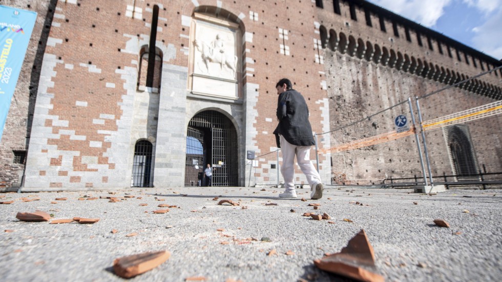 Tegelpannor som blåst ned och krossats utanför Castello Sforzesco i Milano. Slottet, som är en av stadens stora sevärdheter, har stängts för besökare efter ovädret.