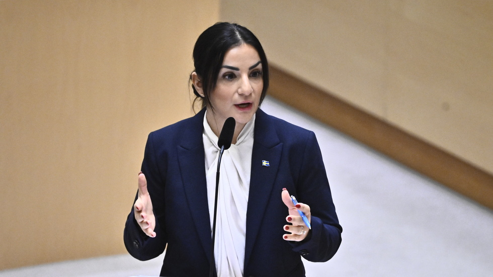 Kulturminister Parisa Liljestrand (M) under tisdagens debatt i riksdagen om antisemitismen i Sverige.