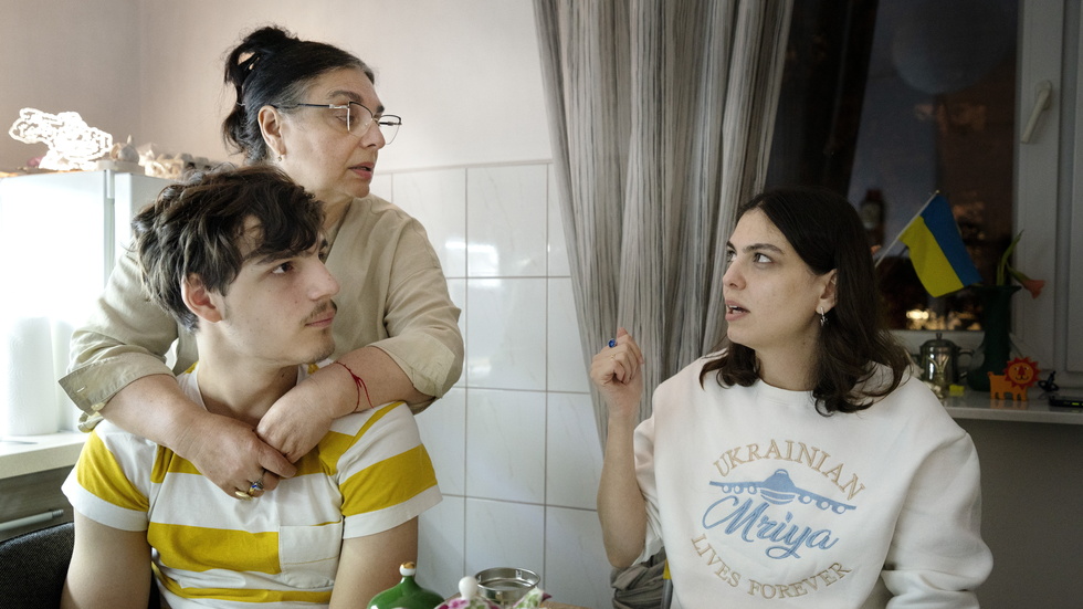 Alisa Shcherbyna (till höger) tillsammans med sonen David och mamma Sabina. Under morgonen förvandlas köket till Alisas kontor under några timmar.