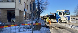 Stort hål i centrala gatan i Linköping – efter jätteläckan