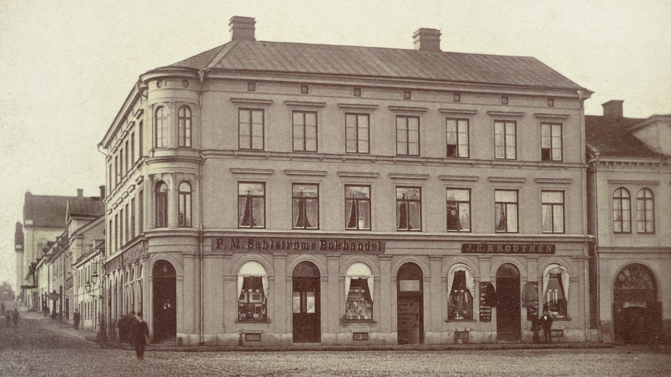 Linköpings Folkbank, som var verksam hösten 1877 till årsskiftet 1887–88, hade från hösten 1878 sina lokaler med ingång från Storgatan i fastigheten på Stora torget 4. Banken avsåg att var småföretagarnas bank. Bild från 1879.
