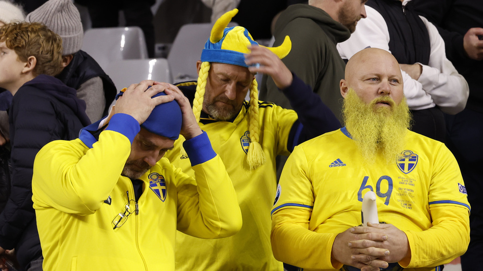 Svenska fans på Kung Baudouin-stadion i Bryssel efter beskedet att EM-kvalmatchen avbrutits.