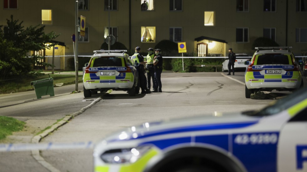 Polisen larmades till adressen i Norrköping där flertalet skott avlossats.