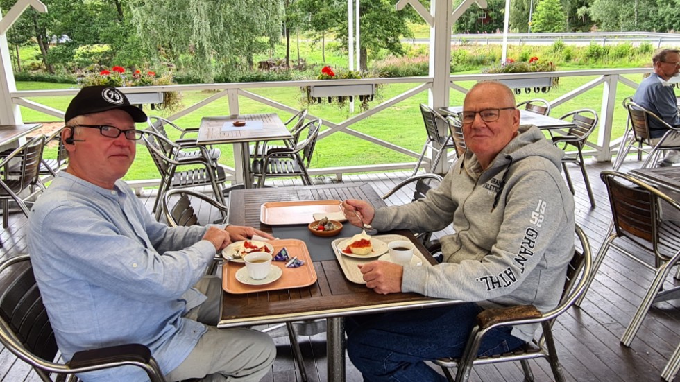 Ostkakeboden fortsätter att locka besökare och årets sommarservering kommer bli rekord i antal kunder. Ulf Karlsson och Arne Johansson tycker det är bra ostkakor i Frödinge. 