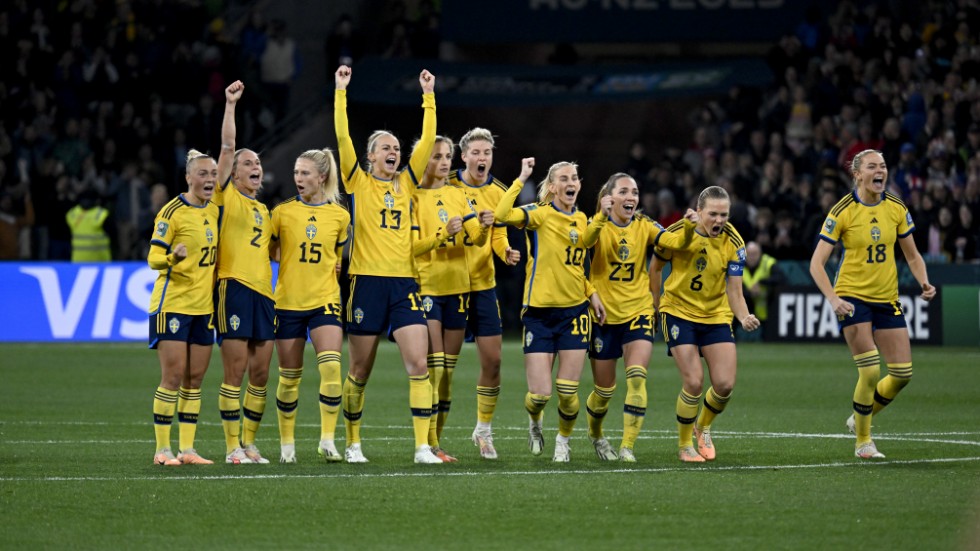 Sverige firar efter straffsegern mot USA i VM-åttondelsfinalen.
