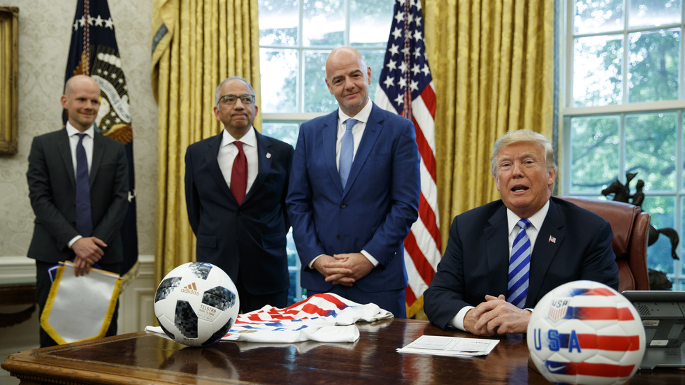 Mattias Grafström (till vänster) var med Fifas ordförande Gianni Infantino (näst längst till höger) och träffade den dåvarande amerikanske presidenten Donald Trump i Vita Huset 2018.