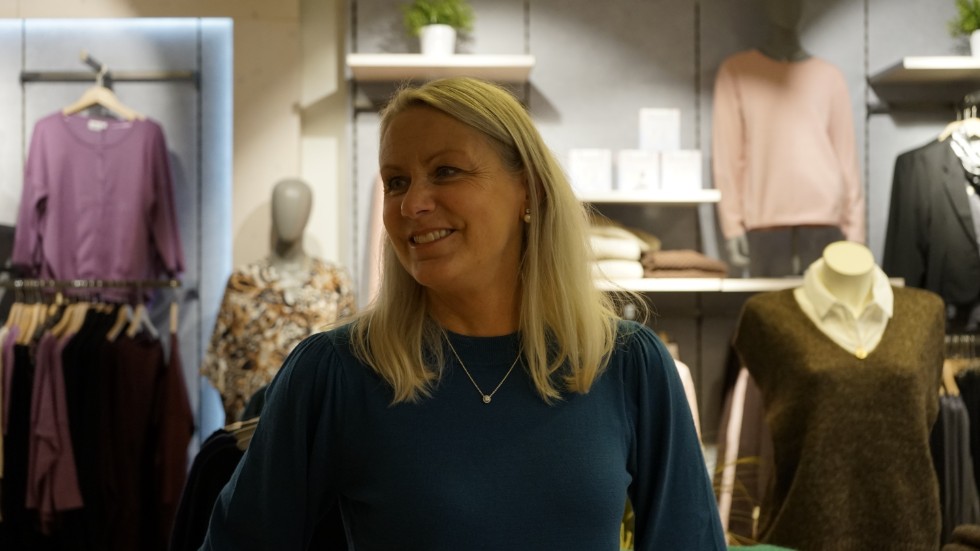 Susanne Petterssons garderob innehåller bara kläder från Sandströms. Endast ett plagg kommer från en annan klädbutik.