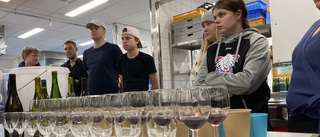 Här får minderåriga elever göra vin – har skördat mitt i stan