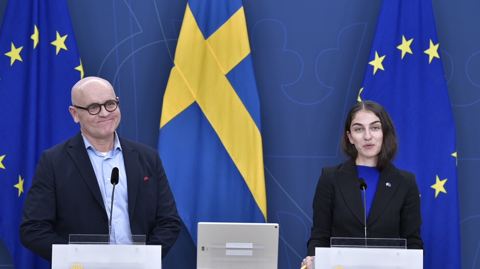 Klimat- och miljöminister Romina Pourmokhtari tar emot utredare John Hasslers rapport om framtiden i Sveriges klimatpolitik.