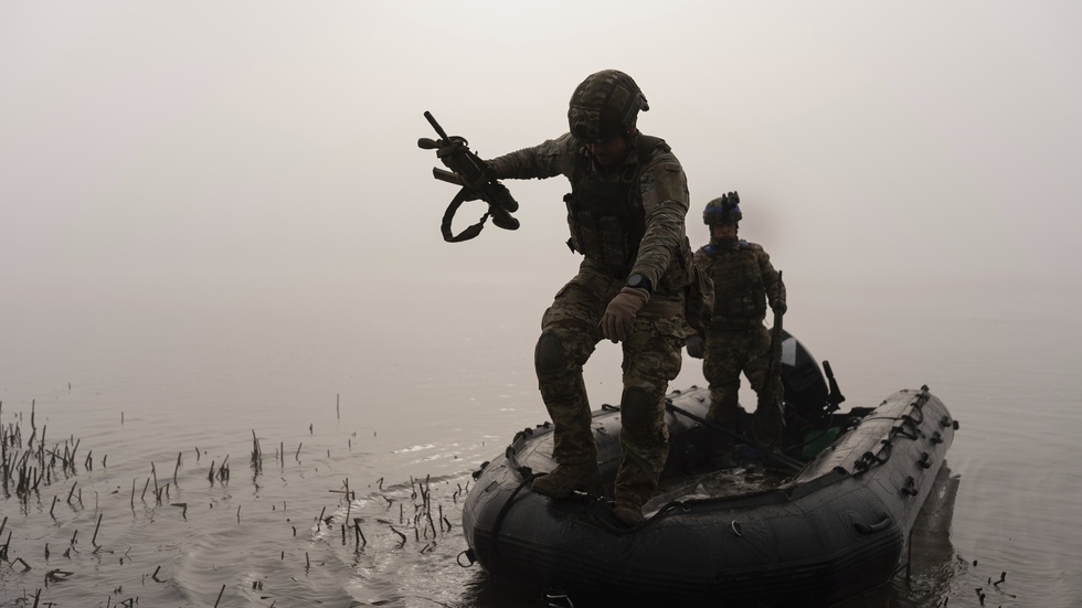Ukrainska soldater i en båt i floden Dnepr. Bilden togs den 15 oktober.