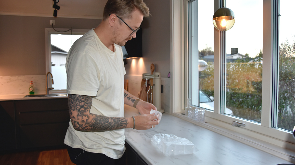 Tobias Segerlund tar fram iskuberna. "Istillverkningen är ett hantverk" säger han.
