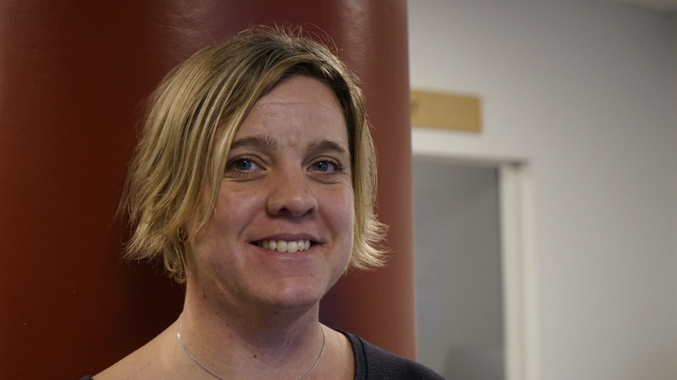 Ida Härnström är projektledare i Kinda kommun. Enligt henne håller bygget av Kisas nya räddningsstation tidsplanen. I april 2024 ska den invigas.