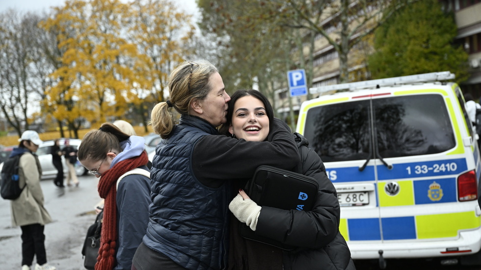 Lucia Luis kramar om sin mamma Camilla Danielsson efter att hon varit inrymd i klassrummet.