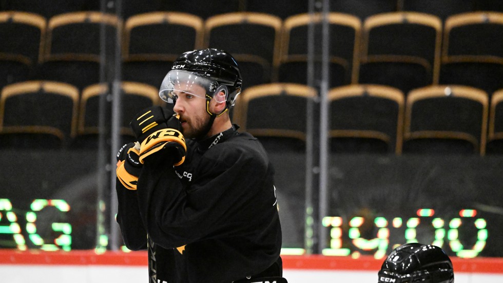 Arvid Lundberg was back on the ice on Monday after missing Friday's match against Björklöven.