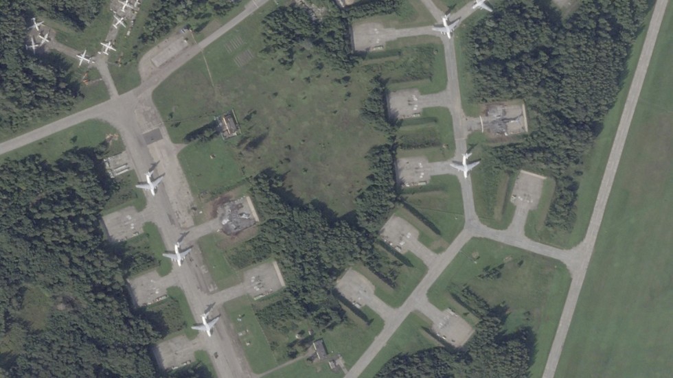 Satellitbilder analyserade av AP visar skador på minst två militära transportflygplan i staden Pskov i Ryssland.