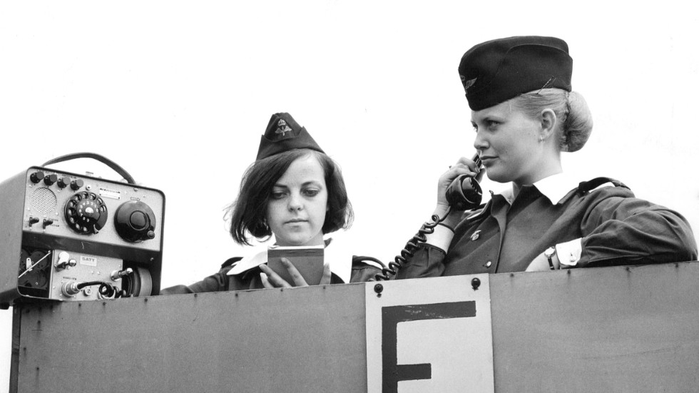 Lottakåren bildades redan 1924. Här flyglottor som utbildas i luftbevakning vid flyglottaskolan på norra Gotland 1964. På bilden Karin Källbäck (tv) och Maine Karlsson.