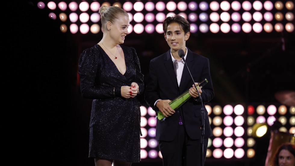 Denise Sonehag Carlford och Xavier Canca-Englund tog emot priset för årets barnprogram på Kristallengalan, som arrangerades på Cirkus i Stockholm på måndagskvällen.