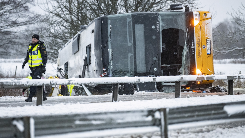 Flera personer fick föras till sjukhus efter att en buss på väg till Lund kört av vägen söder om Hörby i februari. Arkivbild.