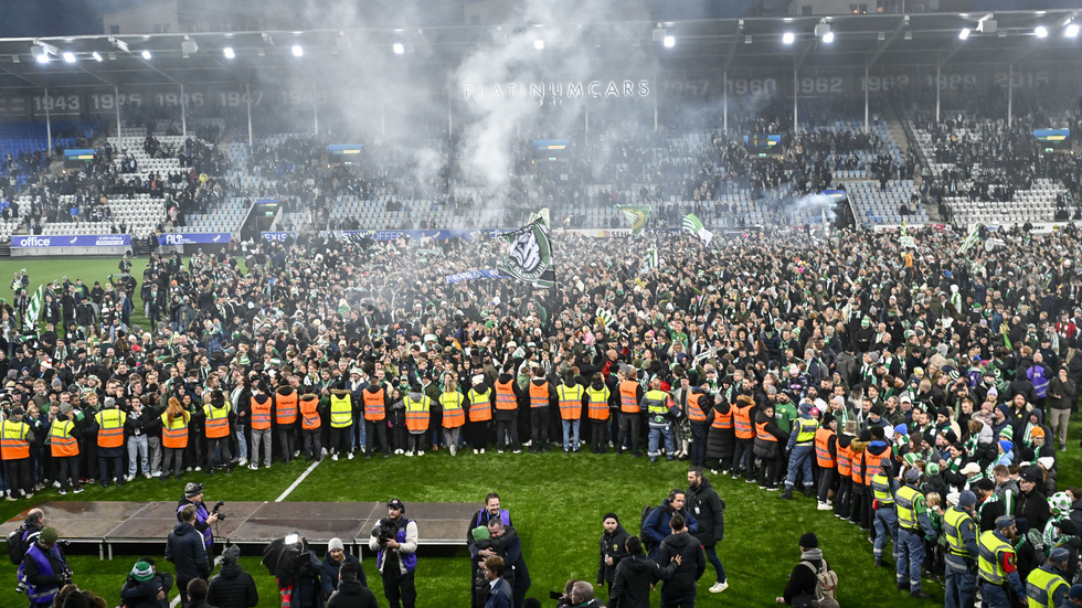 Hammarbysupportrar kunde fira SM-guldet efter segern i Norrköping.