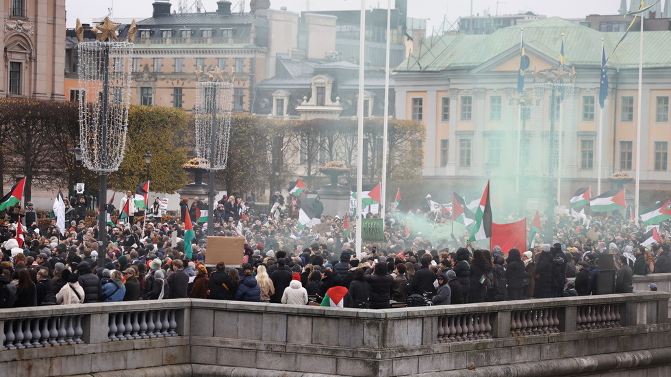 I Stockholm samlades demonstranterna på Norrbro utanför riksdagen. Flera av talarna riktade hård kritik mot de styrande.
