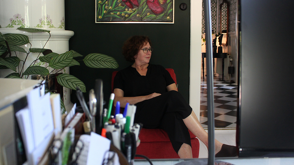 Beathe Skaate i sitt mörkgröna arbetsrum, ett av de rum där hon trivs bäst.