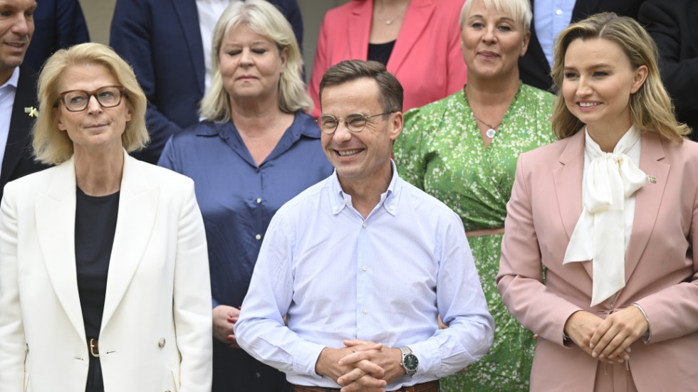 En bild från Harpsunds trappa den 24 augusti i år. Statsministern omgiven av fyra av sina statsråd som alla är så gott som helt upptagna med att försöka ta i tu med - eller i vart fall förhålla sig till - dagens aktuella problem. 