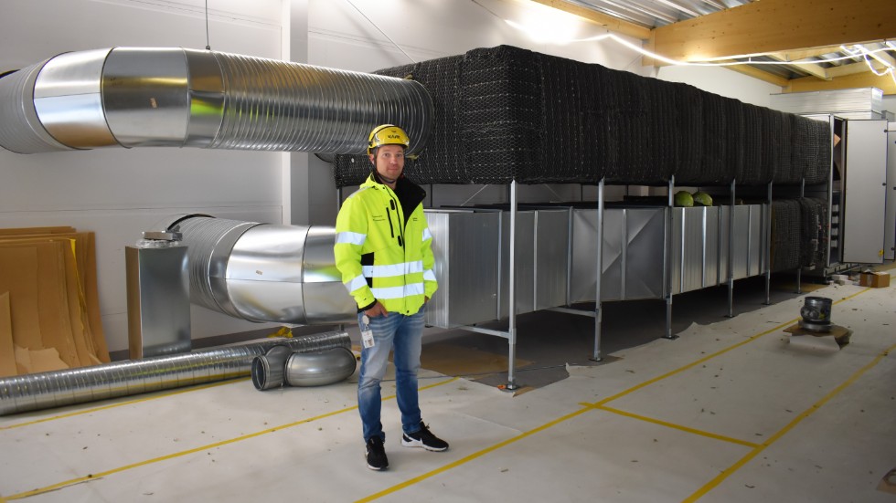 Inside the extension, there are ventilation ducts that serve the D and C buildings. Robin Hedström is the project manager for support and facilities.