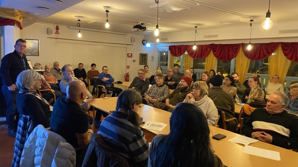 Det var ett välbesökt möte i onsdags när ett femtiotal Gullringebor hade sökt sig till värdshuset för att diskutera hur de ska övertyga kommunen om att Brännebro skola inte ska läggas ner. 