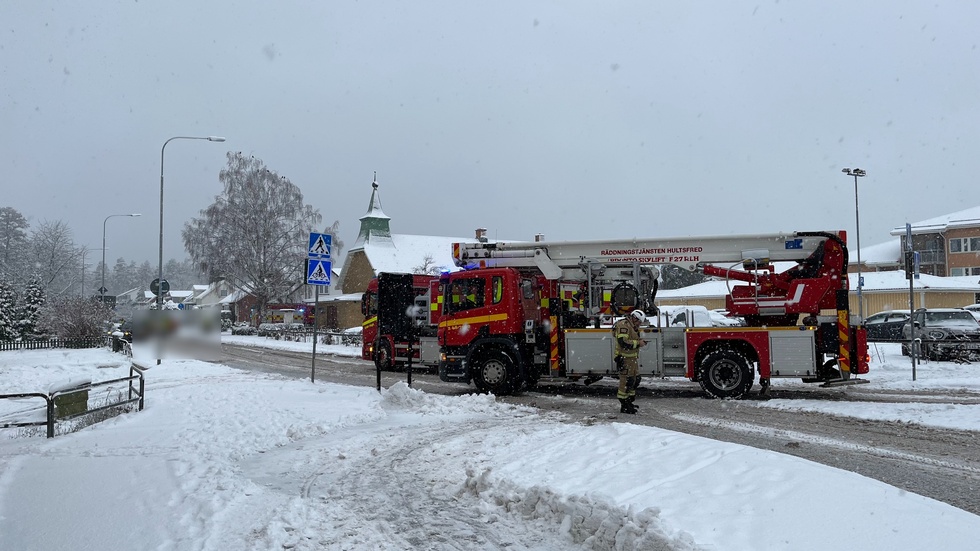 Räddningstjänsten har larmats ut på en trafikolycka i Hultsfred.