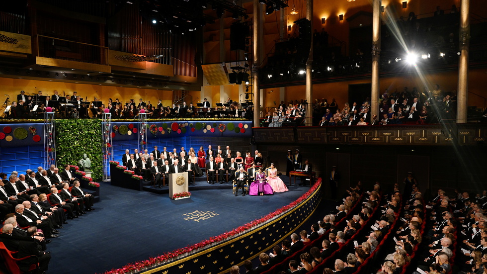 Dags för Konserthuset i Stockholm att få sin Nobelskrud. Bild från prisutdelningen i fjol.